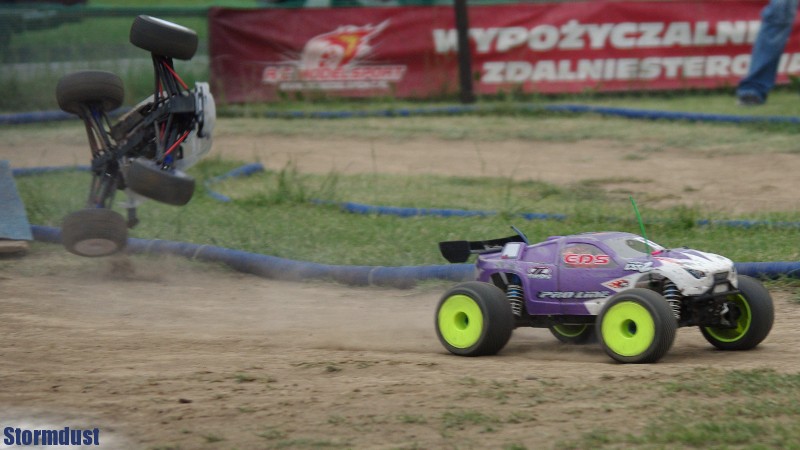 Eliminacje w klasie IC-8 Monster Truck - po prawej Marek Cisek modelem Team Losi LST2