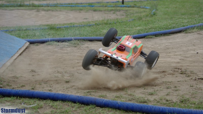 Eliminacje w klasie IC-8 Truggy - Maciek Brzozowski modelem Mugen Seiki MBX6-T