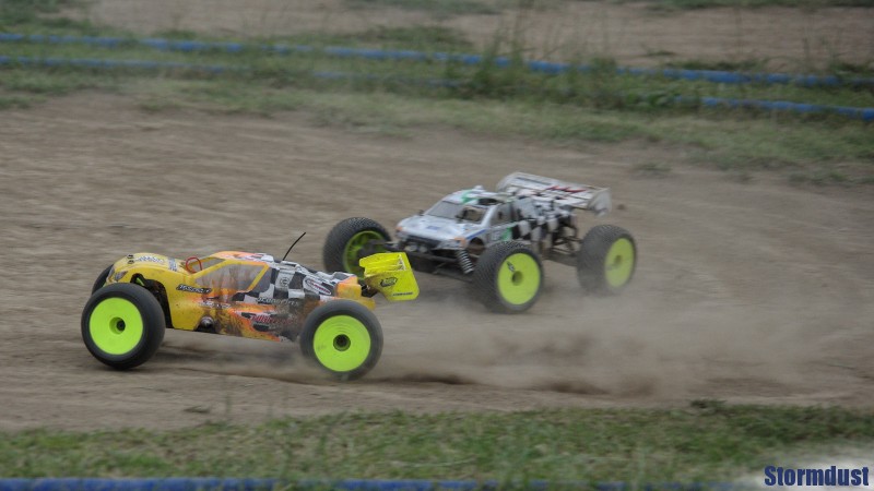 Eliminacje w klasie IC-8 Truggy - z przodu Michał Tronowski modelem Jammin X2