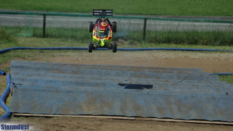 Półfinały w klasie IC-8 Buggy - Mateusz Jezierski modelem Kyosho Inferno MP9