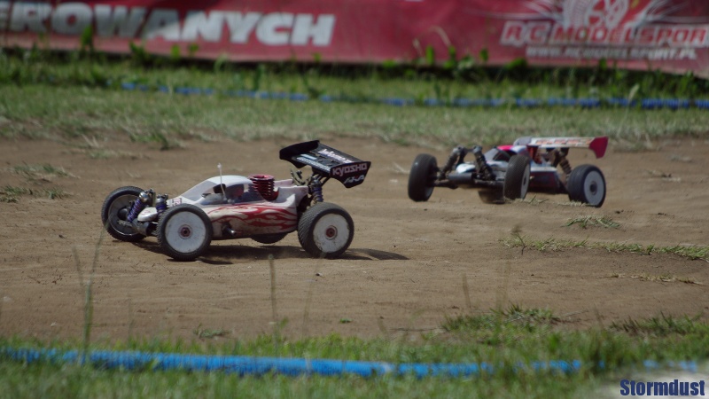 Krzysztof Dzioboń modelem Kyosho MP9, z tyłu MBX6 Mateusza Studziżby