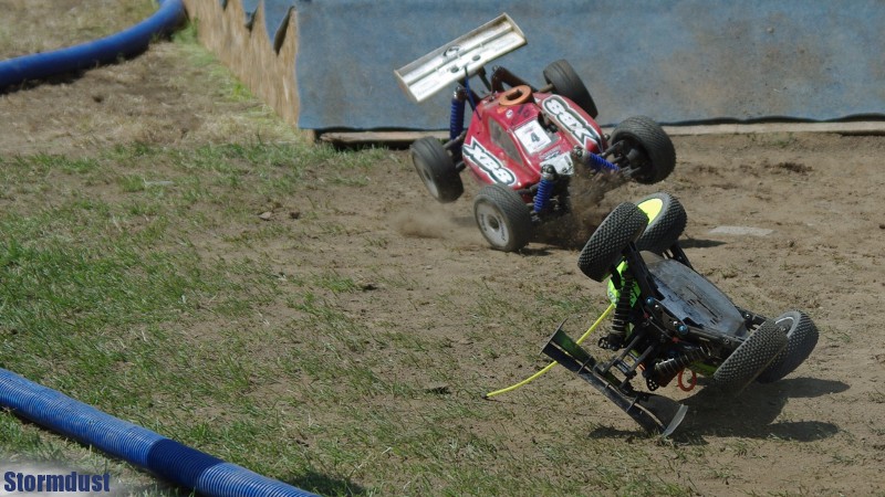 Półfinały w klasie IC-8 Buggy - z przodu Paweł Lipiński modelem Crono RS, z tyłu Kuba Kusiewicz modelem Xray XB8