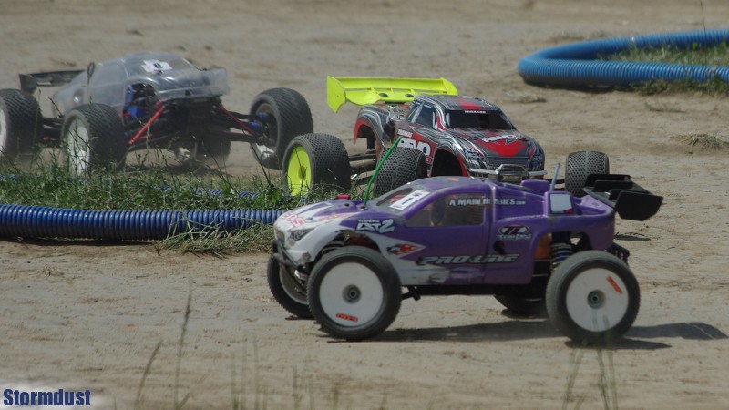 Finał w klasie IC-8 Monster Truck - z przodu Marek Cisek modelem Team Losi LST2