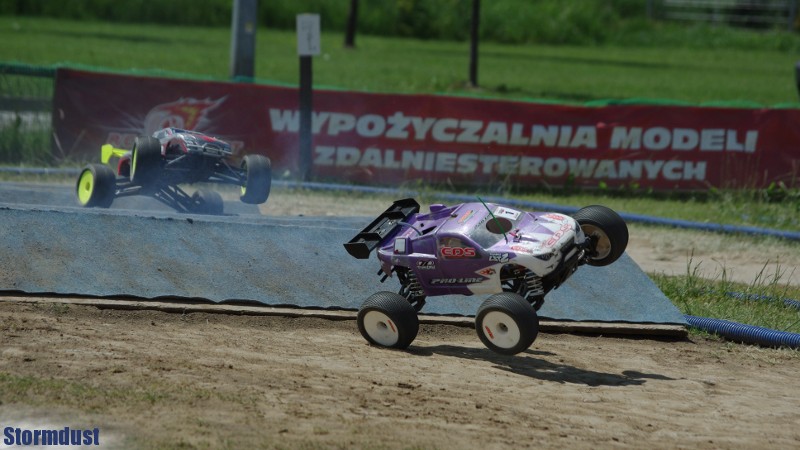 Finał w klasie IC-8 Monster Truck - z przodu Marek Cisek modelem Team Losi LST2