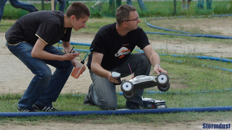 Dorian Karczmarzyk i Paweł Rosiński z modelem Team Associated RC8 FT Kuby Wrońskiego przed startem do biegu finałowego w klasie IC-8 buggy