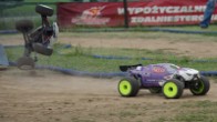 Eliminacje w klasie IC-8 Monster Truck - po prawej Marek Cisek modelem Team Losi LST2