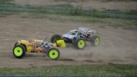 Eliminacje w klasie IC-8 Truggy - z przodu Michał Tronowski modelem Jammin X2