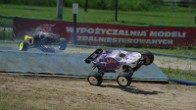 Finał w klasie IC-8 Monster Truck - z przodu Marek Cisek modelem Team Losi LST2