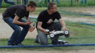 Dorian Karczmarzyk i Paweł Rosiński z modelem Team Associated RC8 FT Kuby Wrońskiego przed startem do biegu finałowego w klasie IC-8 buggy