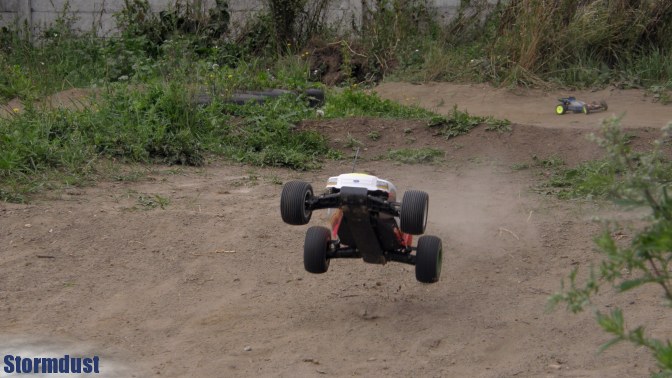 Traxxas Rustler, z tyłu Team Losi XXX-CR