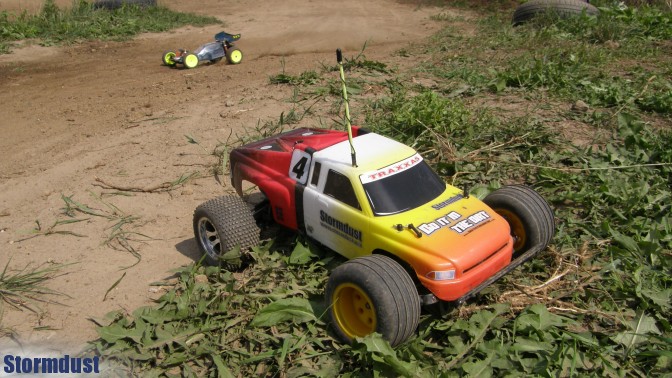 Traxxas Rustler, z tyłu Team Losi XXX-CR