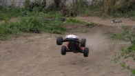 Traxxas Rustler, z tyłu Team Losi XXX-CR