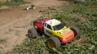 Traxxas Rustler, z tyłu Team Losi XXX-CR