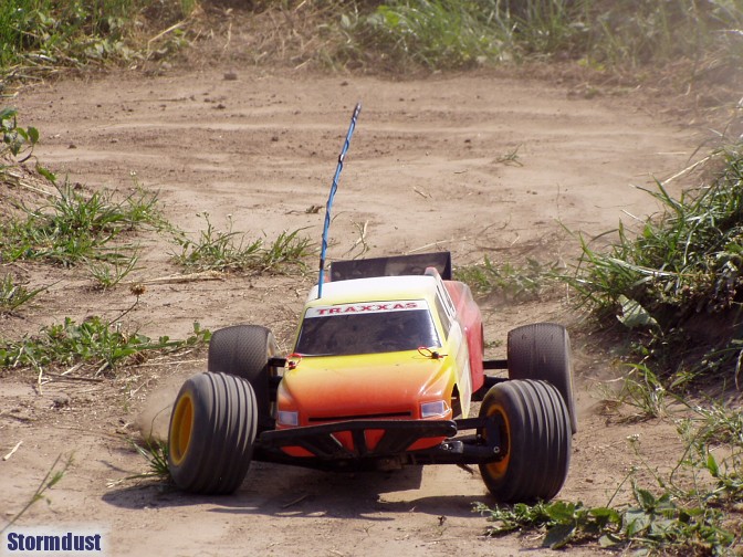 Traxxas Rustler. Z tyłu opony Pro-Line Hole Shot, z przodu Pro-Line The Edge