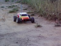 Traxxas Rustler. Z tyłu opony Pro Line Dirt Hawg, z przodu standartowe opony Rustlera.