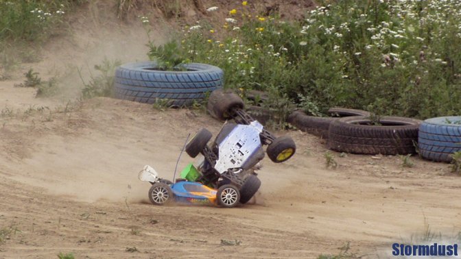 Bugi modelem Xray XB8 i Dasiek modelem Kyosho Inferno ST