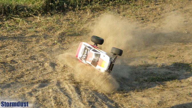 Na szybkich zakrętach napędzany na tył Rustler był trudniejszy do opanowania niż modele z napędem 4WD