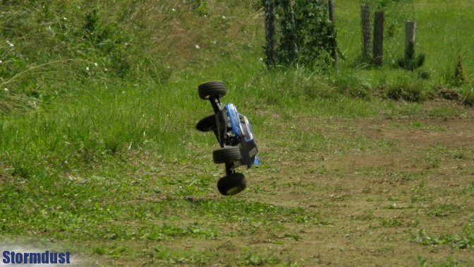 Próby zrobienia wheelie Rustlerem VXL kończyły się czasem spektakularnymi lotami