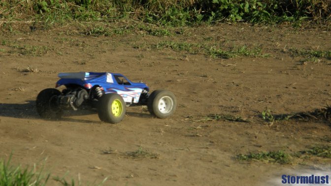 Traxxas Rustler VXL z karoserią Lightning Stadium 10