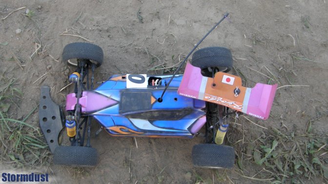 Kyosho Lazer ZX-5 Andiego zakończył spotkanie z lekkimi uszkodzeniami.