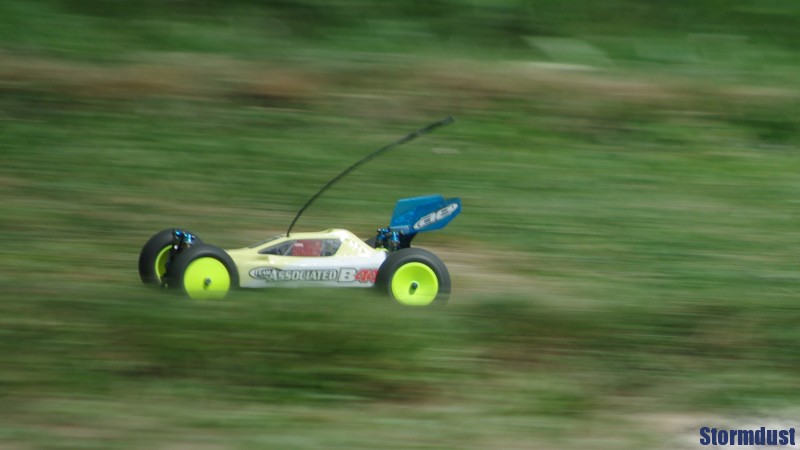 Maciolus modelem Team Associated B44