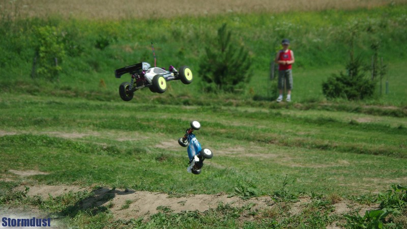 U góry Lightning 2 Pro Evo, pod nim Team Losi XXX-CR