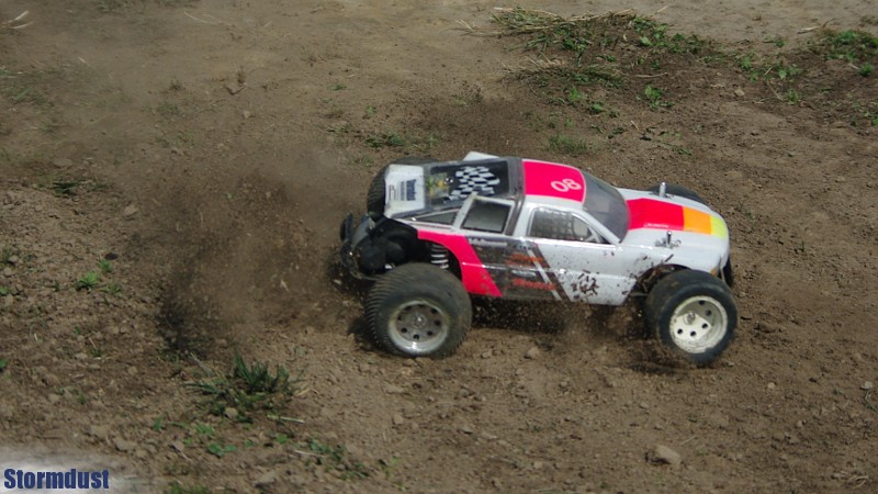 Adam modelem Traxxas Rustler VXL