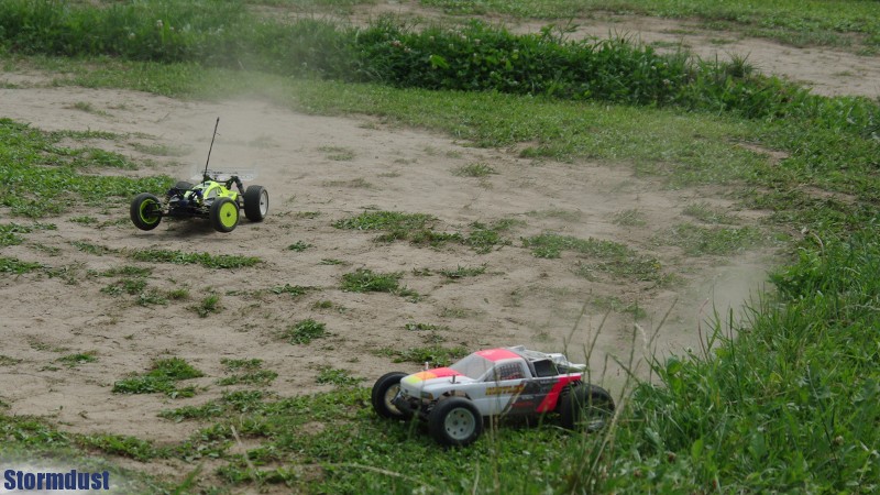 Kyosho Lazer ZX-5 vs. Traxxas Rustler VXL