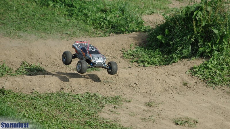 Traxxas Rustler na nowych hopkach