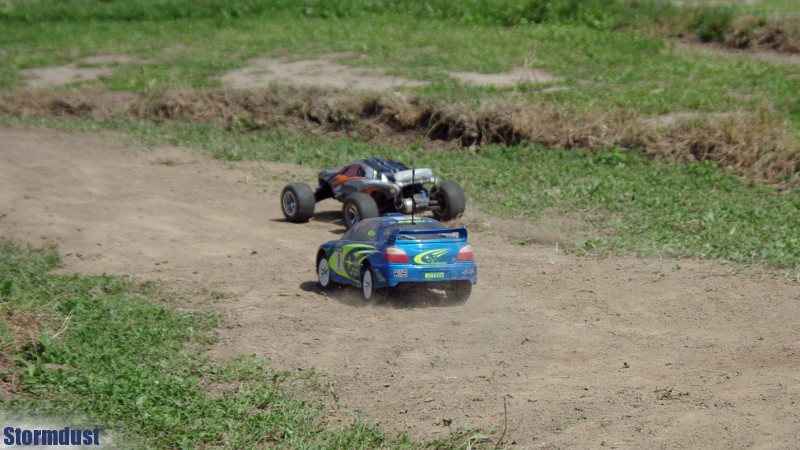 Bezszczotkowy RS4 Rally vs. Traxxas Rustler