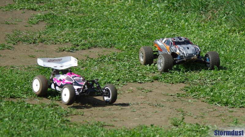 Hot Bodies Cyclone D4 vs. Traxxas Rustler