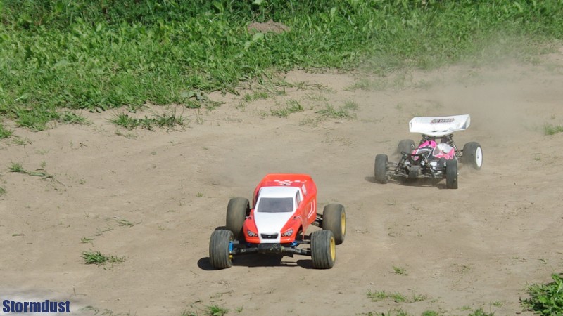 Traxxas Rustler vs. HB Cyclone D4