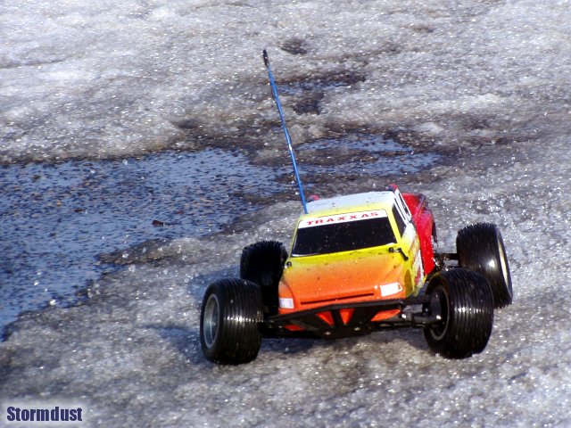 Woda, topniejący śnieg i elektryczny Traxxas Rustler